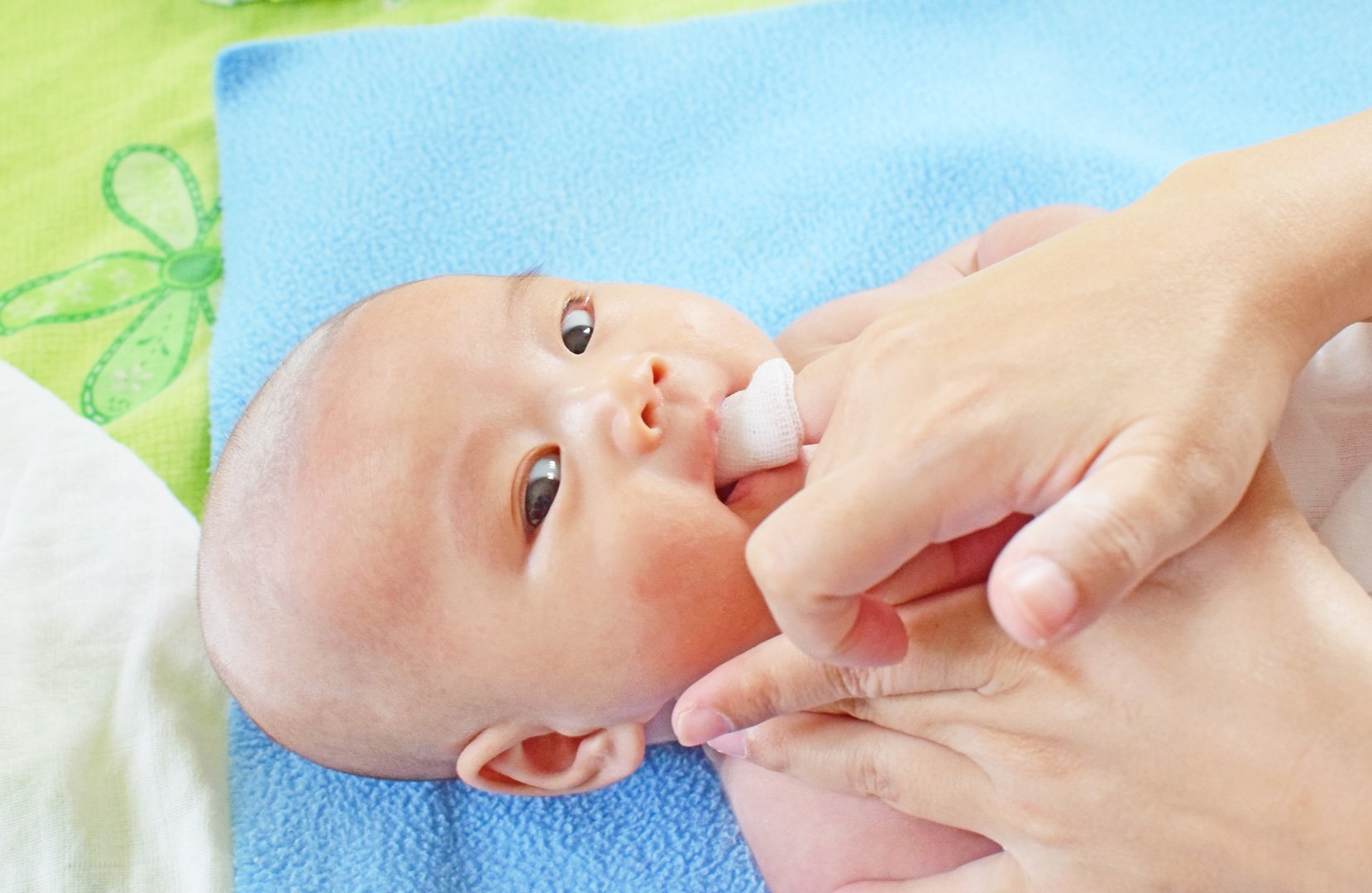 Туалет полости рта. Полость рта грудного ребенка. Очищение ротовой полости у новорожденного. Неонатальные зубы у новорожденного.
